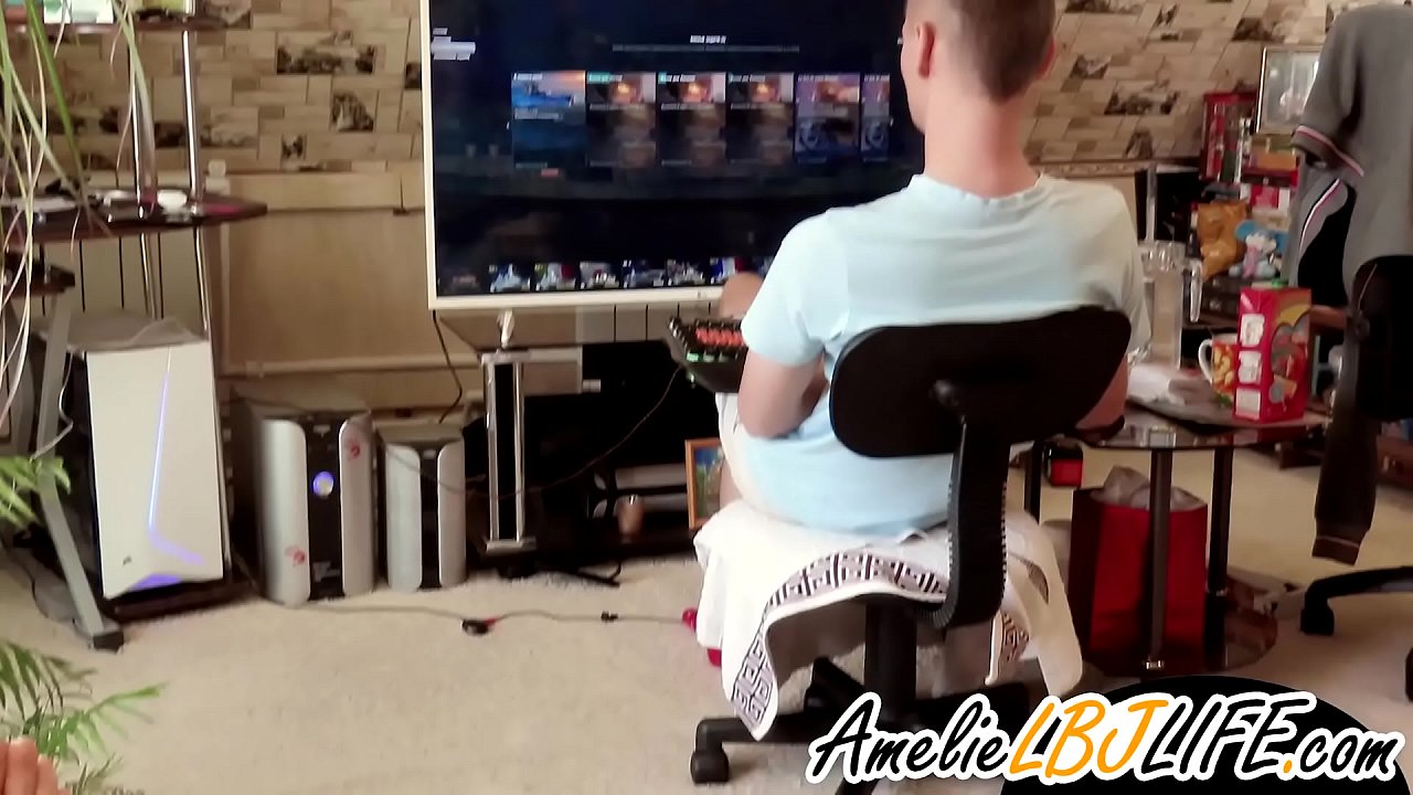 გოგონა მასტურბირებს სექსის სათამაშოთი მეგობრისთვის კომპიუტერული თამაშებისთვის