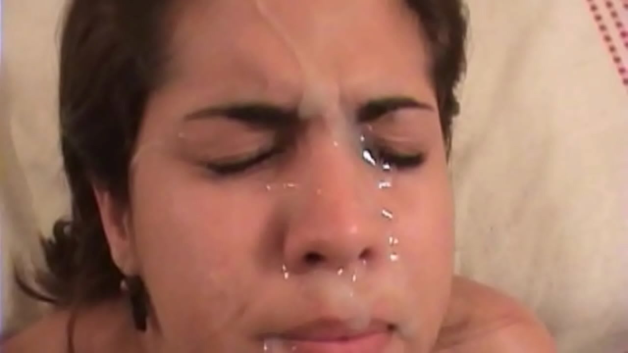 ლამაზ ლათინურ შავგვრემანს უხეში სექსი აქვს