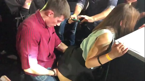 ნამდვილი სექსი რუსულ ღამის კლუბში. 18 წლის რუსი გოგონა ანუსსა და საშოში ჩაეხუტა ღამის კლუბში